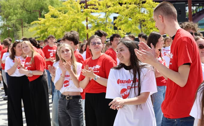 (FOTO IN VIDEO) Maturantska plesna četvorka po Sloveniji. V Mariboru pa na Lentu: "Plesalci poklon"