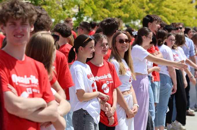 (FOTO IN VIDEO) Maturantska plesna četvorka po Sloveniji. V Mariboru pa na Lentu: "Plesalci poklon"