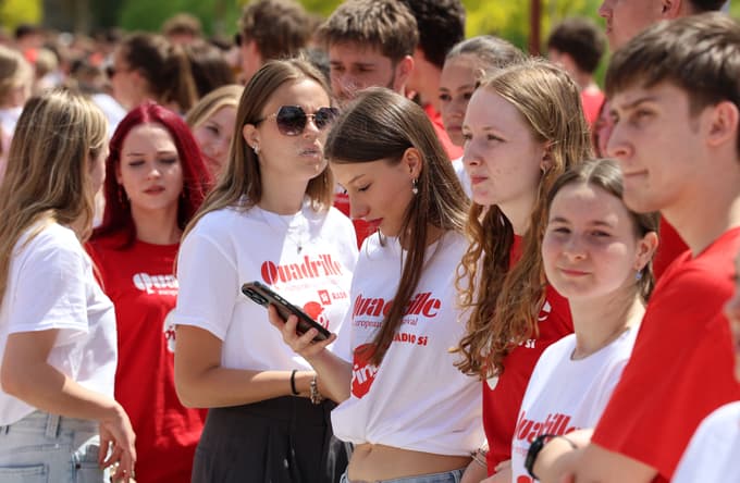 (FOTO IN VIDEO) Maturantska plesna četvorka po Sloveniji. V Mariboru pa na Lentu: "Plesalci poklon"