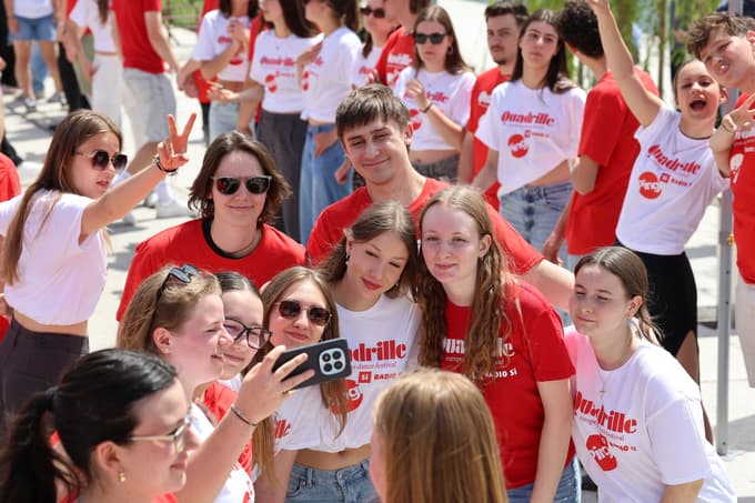 (FOTO IN VIDEO) Maturantska plesna četvorka po Sloveniji. V Mariboru pa na Lentu: "Plesalci poklon"