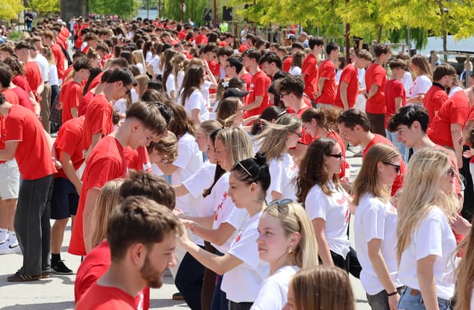 (FOTO IN VIDEO) Maturantska plesna četvorka po Sloveniji. V Mariboru pa na Lentu: "Plesalci poklon"