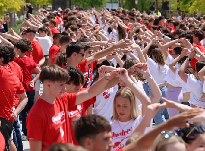 (FOTO IN VIDEO) Maturantska plesna četvorka po Sloveniji. V Mariboru pa na Lentu: "Plesalci poklon"