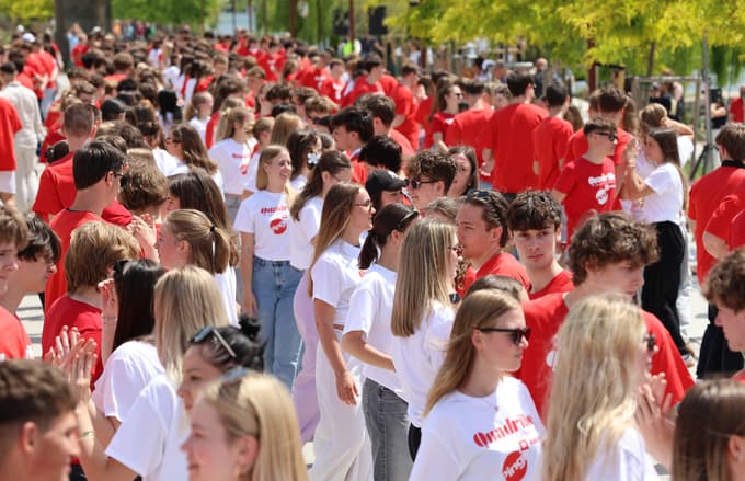 (FOTO IN VIDEO) Maturantska plesna četvorka po Sloveniji. V Mariboru pa na Lentu: "Plesalci poklon"