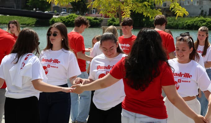 (FOTO IN VIDEO) Maturantska plesna četvorka po Sloveniji. V Mariboru pa na Lentu: "Plesalci poklon"