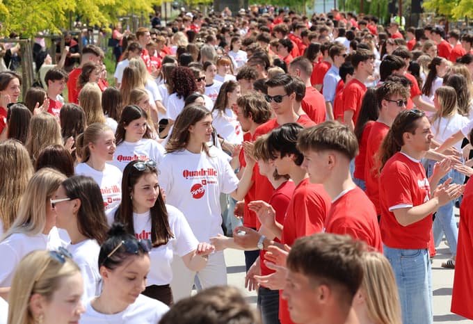 (FOTO IN VIDEO) Maturantska plesna četvorka po Sloveniji. V Mariboru pa na Lentu: "Plesalci poklon"