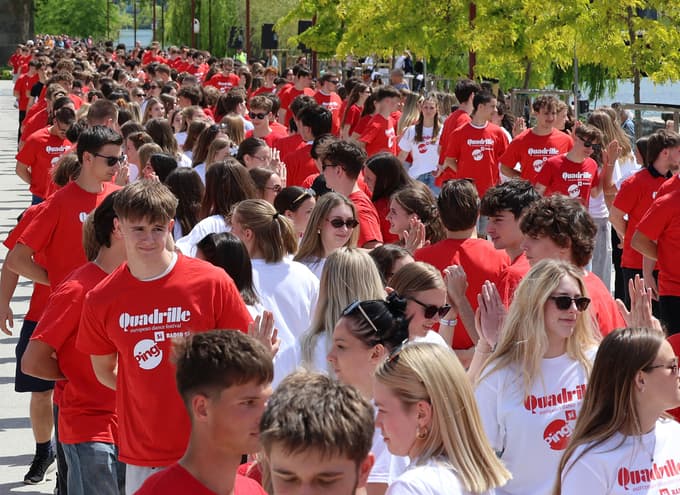 (FOTO IN VIDEO) Maturantska plesna četvorka po Sloveniji. V Mariboru pa na Lentu: "Plesalci poklon"