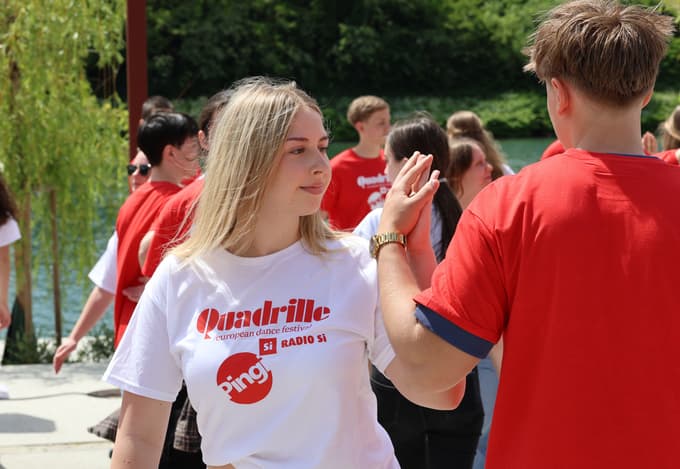 (FOTO IN VIDEO) Maturantska plesna četvorka po Sloveniji. V Mariboru pa na Lentu: "Plesalci poklon"