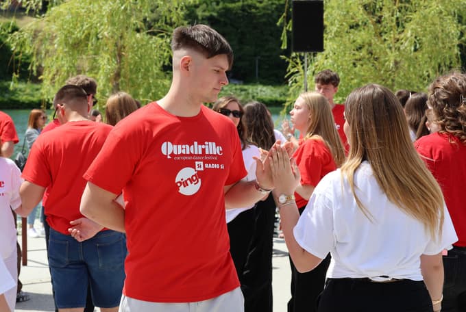 (FOTO IN VIDEO) Maturantska plesna četvorka po Sloveniji. V Mariboru pa na Lentu: "Plesalci poklon"