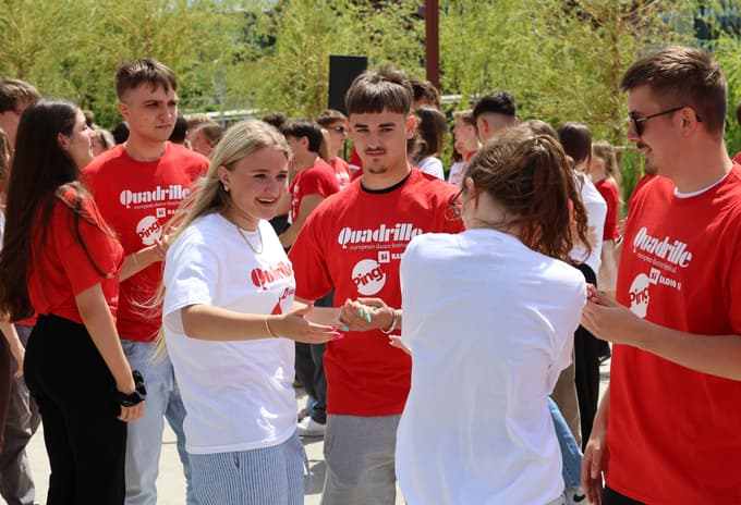 (FOTO IN VIDEO) Maturantska plesna četvorka po Sloveniji. V Mariboru pa na Lentu: "Plesalci poklon"