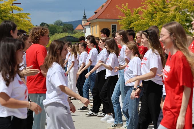 (FOTO IN VIDEO) Maturantska plesna četvorka po Sloveniji. V Mariboru pa na Lentu: "Plesalci poklon"