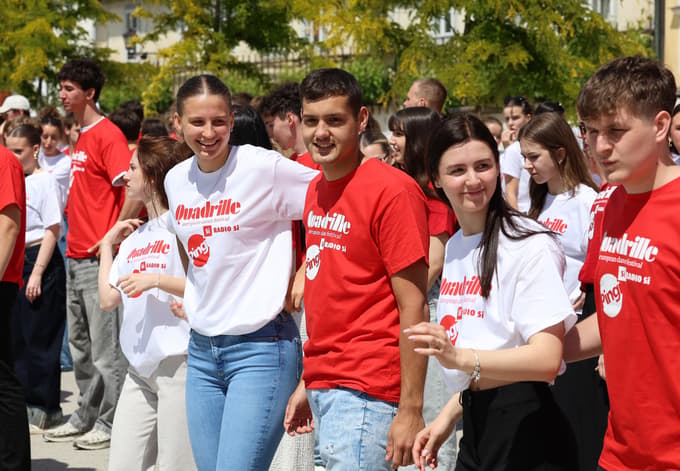 (FOTO IN VIDEO) Maturantska plesna četvorka po Sloveniji. V Mariboru pa na Lentu: "Plesalci poklon"