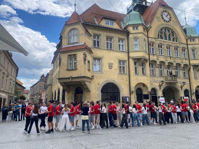 Danes so v starem mestnem jedru Ptuja, tako kot v številnih drugih slovenskih in evropskih mestih, zaplesali tradicionalno maturantsko četvorko.