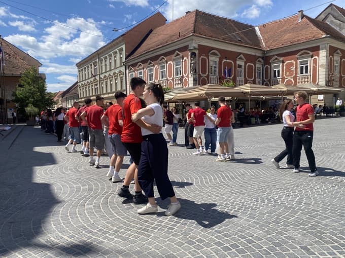 Maturantska četvorka ima na Ptuju dolgo tradicijo, a je bila v zadnjih letih prekinjena. Lani dogodka ni bilo, saj se ni našel organizator. Letos pa organizatorji upajo, da bo četvorka ponovno postala stalnica v mestu.