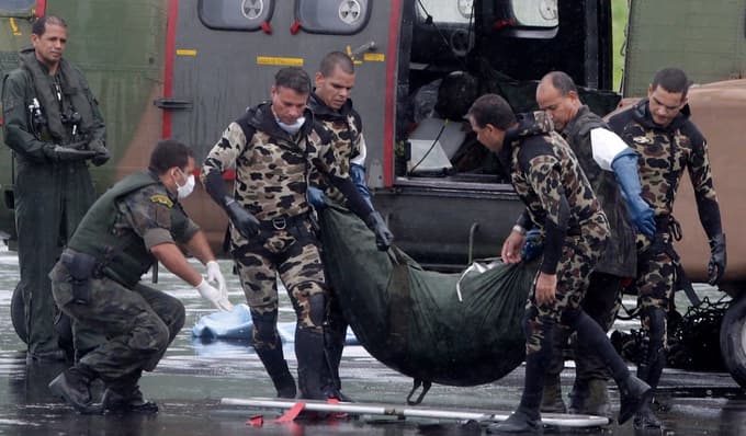 Preobrat: Sodišče po 15 letih obsodilo Air France in Airbus zaradi strmoglavljenja letala v Atlantiku