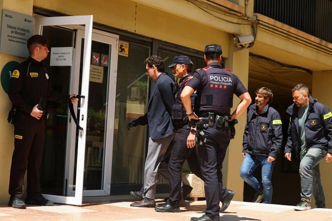 Družina Andik kljub vsem obtožbam stoji Jonathanu ob strani. Kmalu po aretaciji so izdali izjavo, v kateri trdijo, da "zoper njega ni legitimnih dokazov".