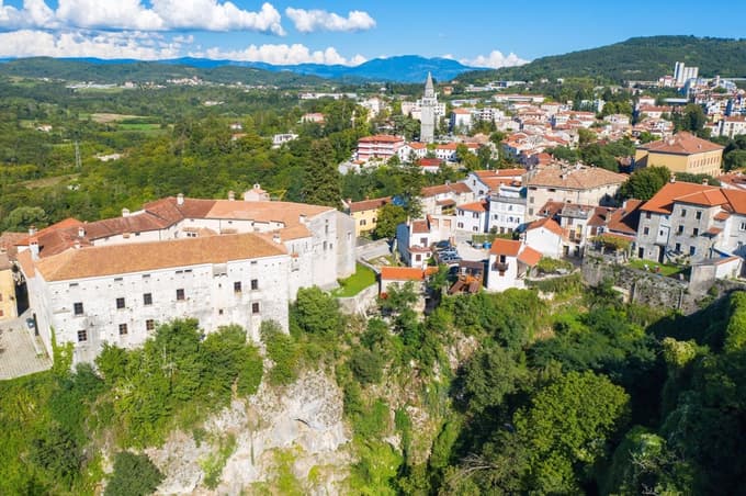 V osrčju polotoka obiskovalce pričaka Pazin. Njegov grad stoji na visoki pečini nad globokim prepadom, kjer reka Pazinčica ponikne v Pazinsko jamo. 