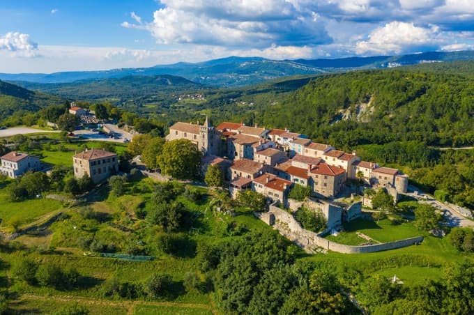 Hum nosi naziv najmanjšega mesta na svetu, a ponuja bogato izkušnjo. 
