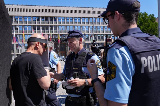 (FOTO) Protestniki so nazaj! Pred državnim zborom kolesarila črna kocka, policija že začela s pisanjem glob