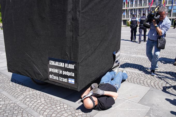 (FOTO) Protestniki so nazaj! Pred državnim zborom kolesarila črna kocka, policija že začela s pisanjem glob