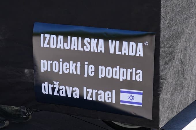 (FOTO) Protestniki so nazaj! Pred državnim zborom kolesarila črna kocka, policija že začela s pisanjem glob