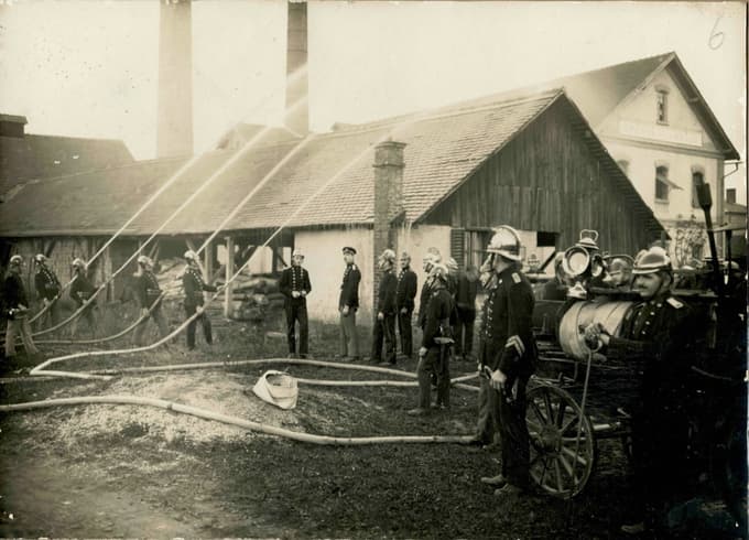 Piše se leto 1926, društvo PGD Rače je obeležilo 40. obletnico obstoja. V ta namen so gasilski očetje pripravili gasilsko vajo na objekt pri opekarni v Račah.