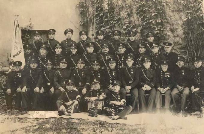 Pred 100 leti ... Članska slika PGD Rače 1926 Tretja vrsta: Turjak M., Koren I., Sternad I., Krizalič I., Gaizer E., Pesek I., Koren M., Bezjak A. Druga vrsta: Plečko F. (prapor), Letina A., Mohorko H., Herinek I., Ekart J., Falež A., Veber I. (poveljnik), Štern F., Plečko A., Ekart S. Prva vrsta: Štern Š., Širec F., Sambolec I., Bauman J., Jus A., Rečnik A., Napast J., Kozoderc F., Bedjanič Š., Dikaučič M., Sternad A., Sedijo spredaj: Sambolec J., Kunaj F., Pipenbaher I., Plečko I.