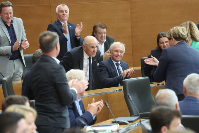 (FOTO) Tajne volitve: 51 poslancev glasovalo za, Janez Janša je novi predsednik vlade