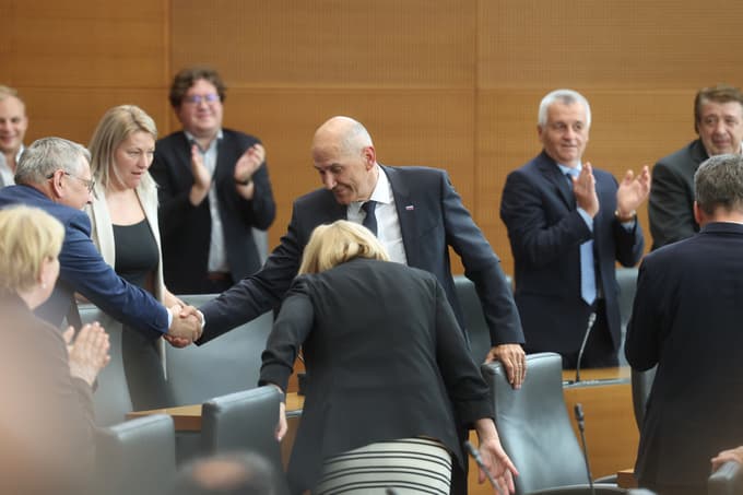 (FOTO) Tajne volitve: 51 poslancev glasovalo za, Janez Janša je novi predsednik vlade