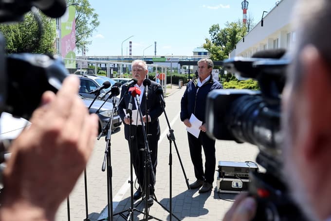 Zsolt Hernadi in Istvan Kapitany dajeta izjavo po nesreči.