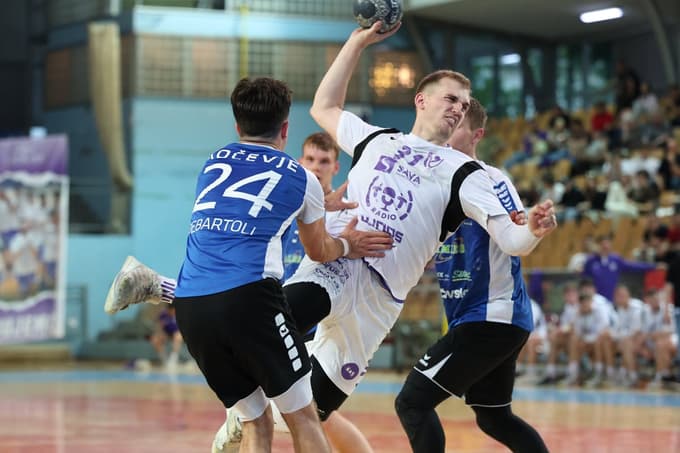 Juretu Hedlu je po tekmi pripadla čast, da visoko v zrak dvigne pokal za zmago.
