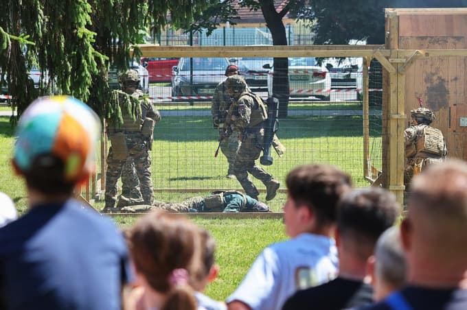 Kot vsako leto so tudi tokrat vojaki odprli svoja vrata Vojašnice generala Maistra Maribor za meščane, ki so si lahko od blizu ogledali njihove aktivnosti, tanke, helikopter in orožje.
