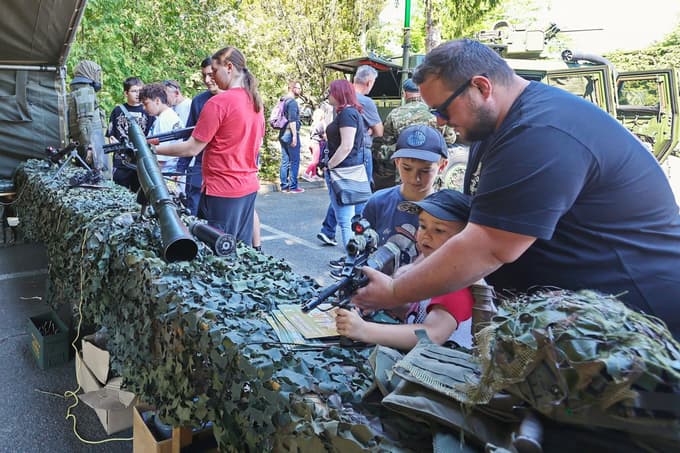 (FOTO) Danes se spominjamo pekrskih dogodkov: Pohod, slovesnost in odprta vrata vojašnice