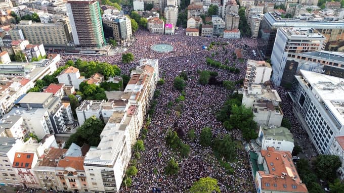 (FOTO) V Beogradu protestni shod z zahtevo po predčasnih volitvah
