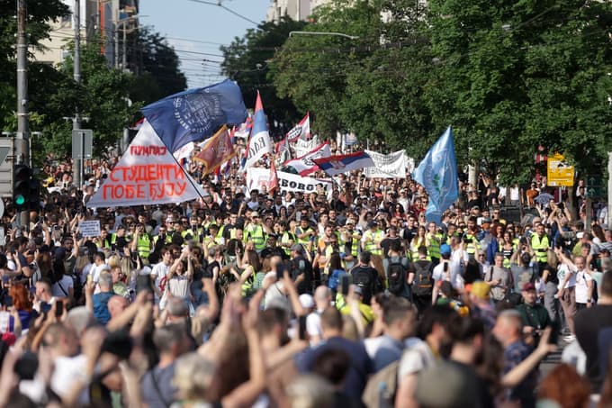 (FOTO) V Beogradu protestni shod z zahtevo po predčasnih volitvah