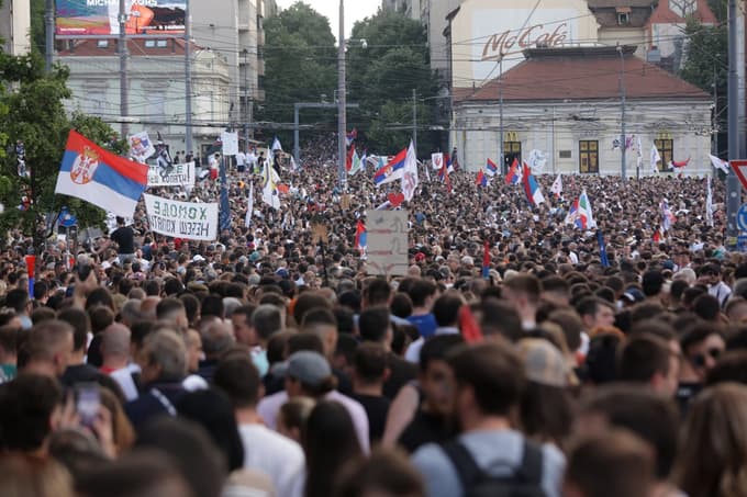 (FOTO) V Beogradu protestni shod z zahtevo po predčasnih volitvah