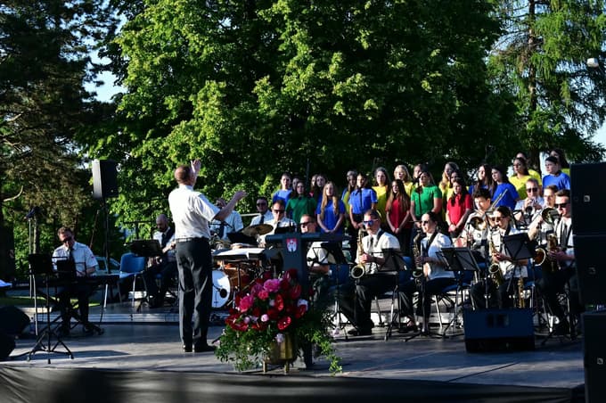 Big band Orkestra Slovenske vojske in mladinski pevski zbor OŠ Ludvika Pliberška