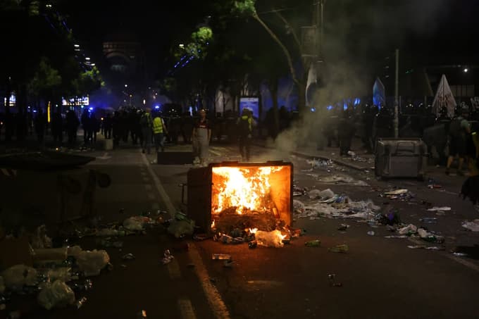 (FOTO in VIDEO) Nasilje na beograjskih ulicah, Vučić pozval k dialogu