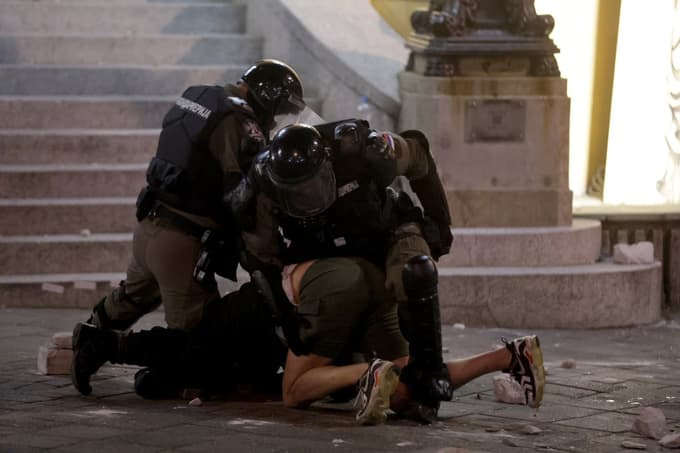 (FOTO in VIDEO) Nasilje na beograjskih ulicah, Vučić pozval k dialogu