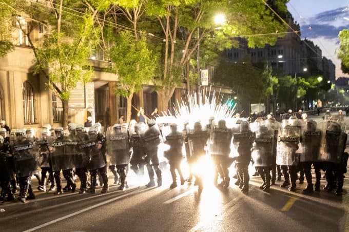 (FOTO in VIDEO) Nasilje na beograjskih ulicah, Vučić pozval k dialogu
