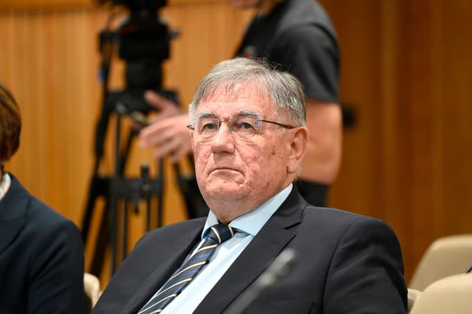 V primeru nepoklicnega županovanja po mnenju profesorja prava dr. Rajka Pirnata ni neposredne nezdružljivosti, obstaja pa posredna nezdružljivost.