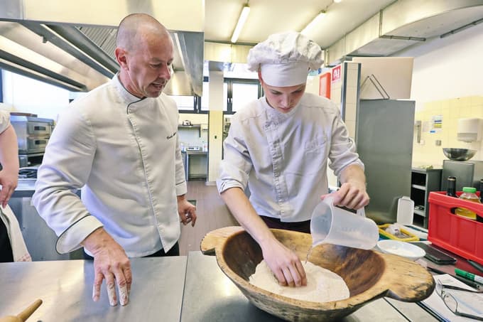 Dijaki Srednje šole za gostinstvo in turizem Maribor so za pokrovitelje in sponzorje Operne noči pripravili večerjo in jo tudi postregli.