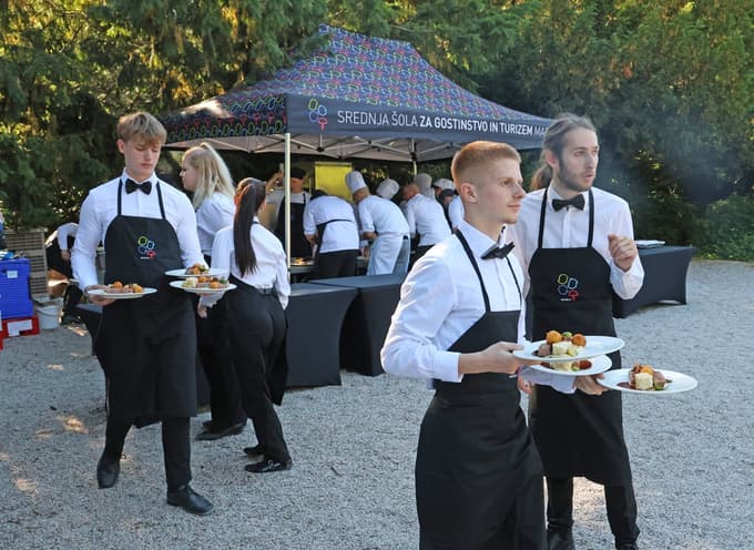 (FOTO) Za kulisami Operne noči: Med opernimi arijami, račko in ekipo, ki je skrbela, da v parku ni bilo napak