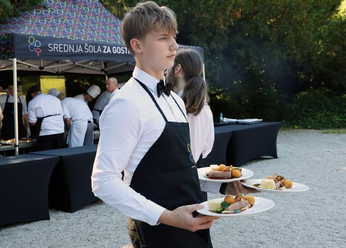 (FOTO) Za kulisami Operne noči: Med opernimi arijami, račko in ekipo, ki je skrbela, da v parku ni bilo napak