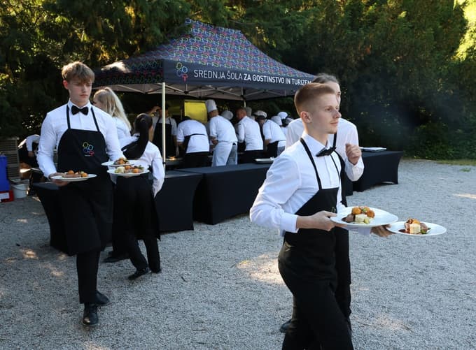 (FOTO) Za kulisami Operne noči: Med opernimi arijami, račko in ekipo, ki je skrbela, da v parku ni bilo napak