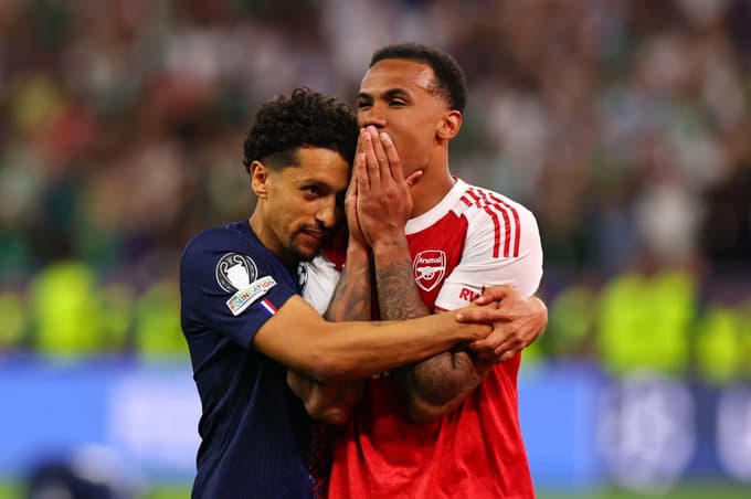 Marquinhos, kapetan Parižanov, je kljub velikemu uspehu najprej bodril svojega rojaka, nesojenega junaka Gabriela.