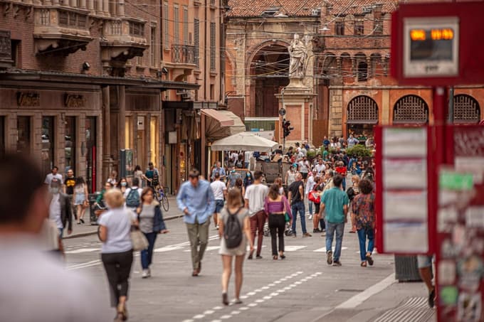 Nikoli ne boste sami. Najstarejša evropska univerza Bologno polni z mladostno energijo in na tisoče mladimi, ki jih srečujete na vsakem koraku. 