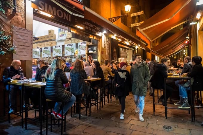 Mesto ima živahno restavracijsko in barsko sceno, hitro boste zaznali, da vsake toliko zadehti tudi po kakšnem sumljivem zelišču. 