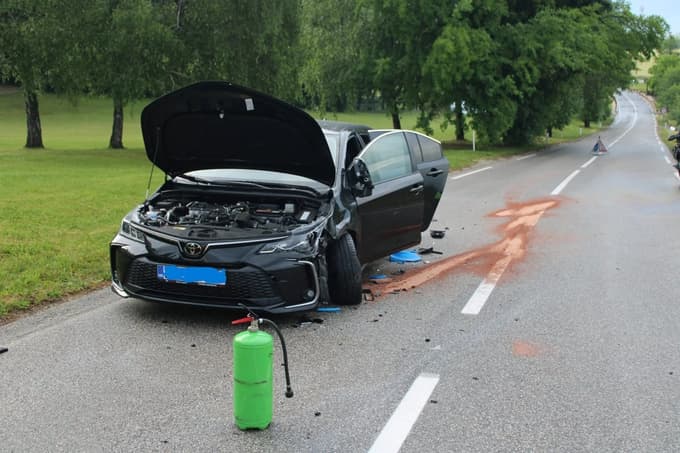 (FOTO) Dva poškodovana v trčenju motornega kolesa in osebnega vozila