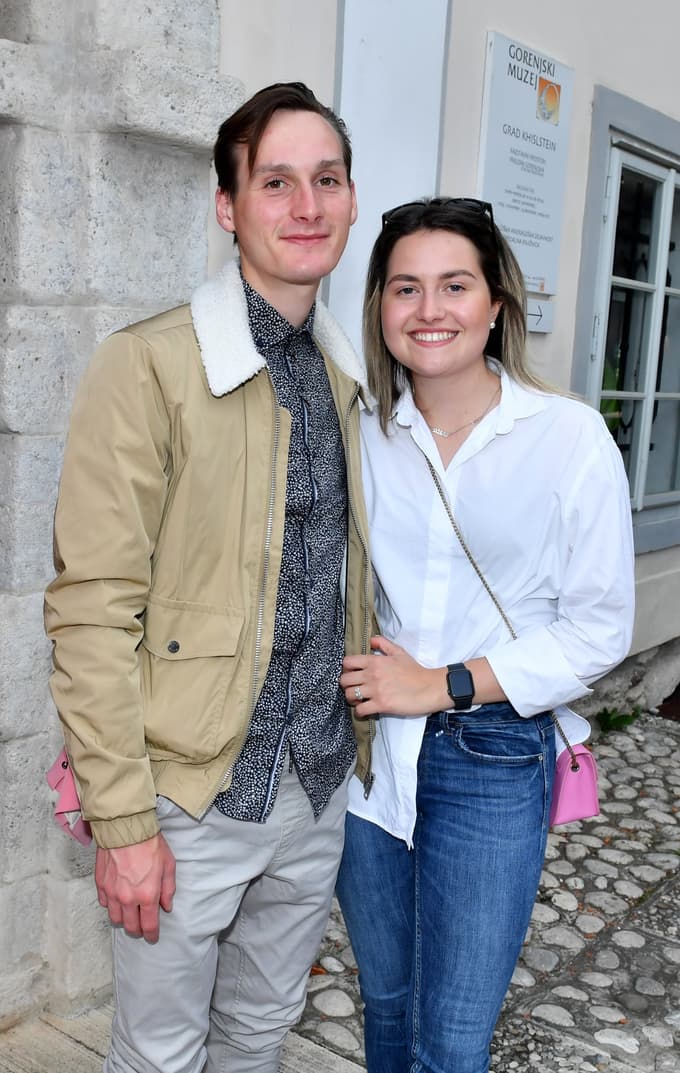 Začelo se je z zapiski. Danes veljata za enega najbolj simpatičnih parov na skakalni sceni. 