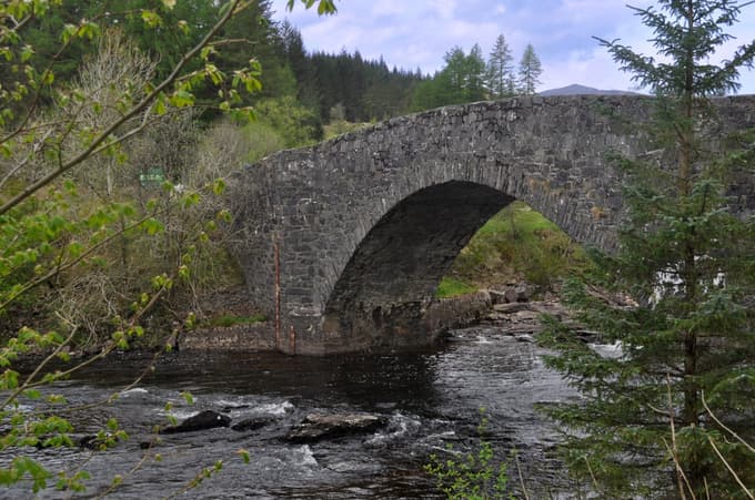 Zgodovinski most v Bridge of Orchy. Impresiven, lep, a naju je bolj razveselila bližnja pivnica.
